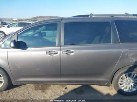 TOYOTA SIENNA 2016 XLE GRAY