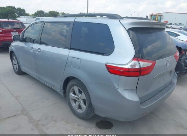 
								TOYOTA SIENNA 2015 SILVER full									