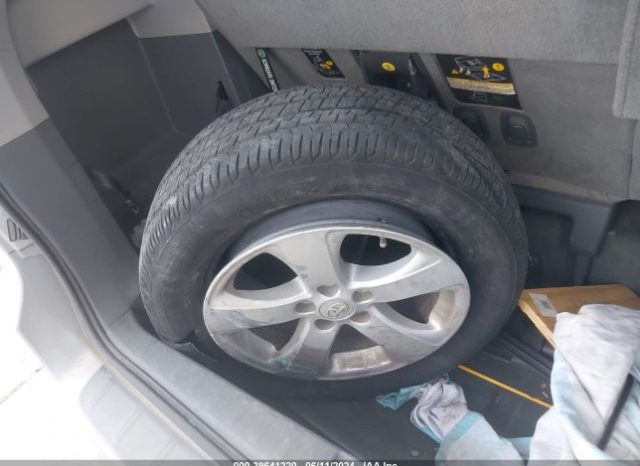 
								TOYOTA SIENNA 2015 SILVER full									