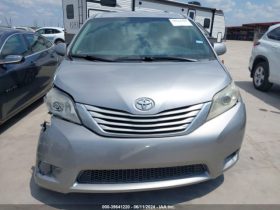 TOYOTA SIENNA 2015 SILVER