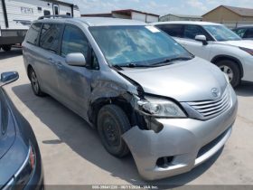 TOYOTA SIENNA 2015 SILVER