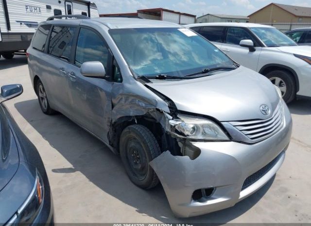 
								TOYOTA SIENNA 2015 SILVER full									