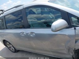 
										TOYOTA SIENNA 2015 SILVER full									