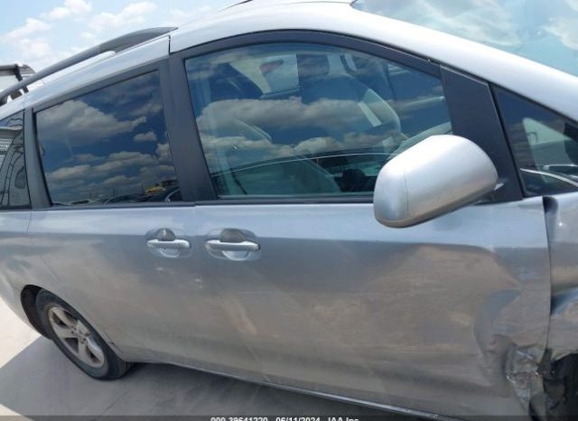 
								TOYOTA SIENNA 2015 SILVER full									