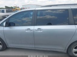 
										TOYOTA SIENNA 2015 SILVER full									