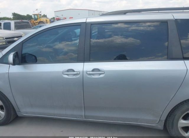 
								TOYOTA SIENNA 2015 SILVER full									