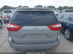 
										TOYOTA SIENNA 2015 SILVER full									