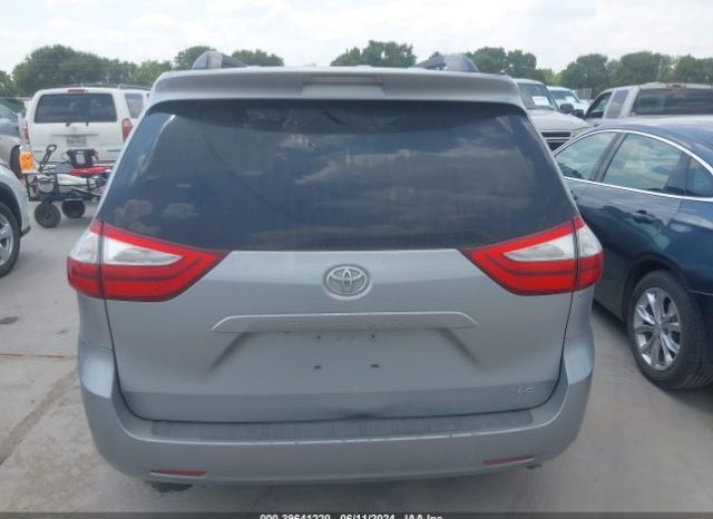 
								TOYOTA SIENNA 2015 SILVER full									