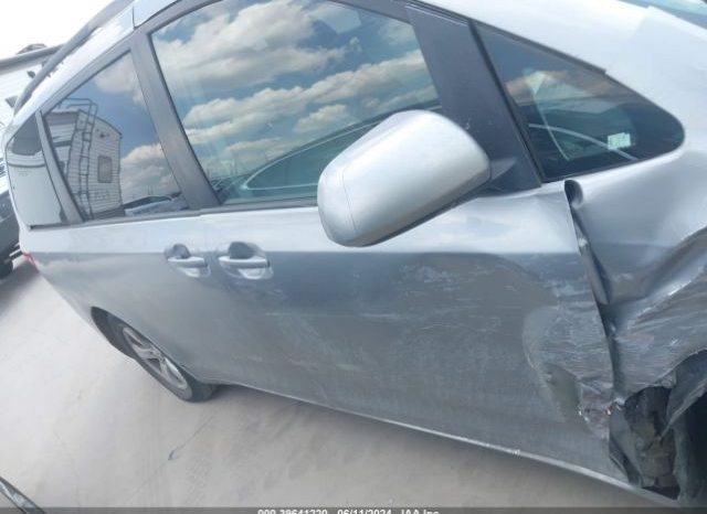 
								TOYOTA SIENNA 2015 SILVER full									