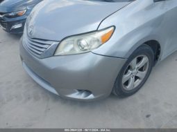 
										TOYOTA SIENNA 2015 SILVER full									