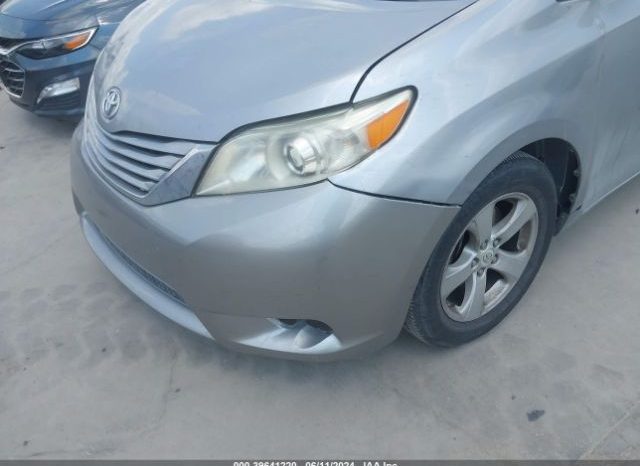 
								TOYOTA SIENNA 2015 SILVER full									