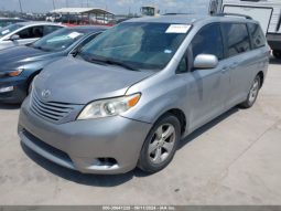 
										TOYOTA SIENNA 2015 SILVER full									