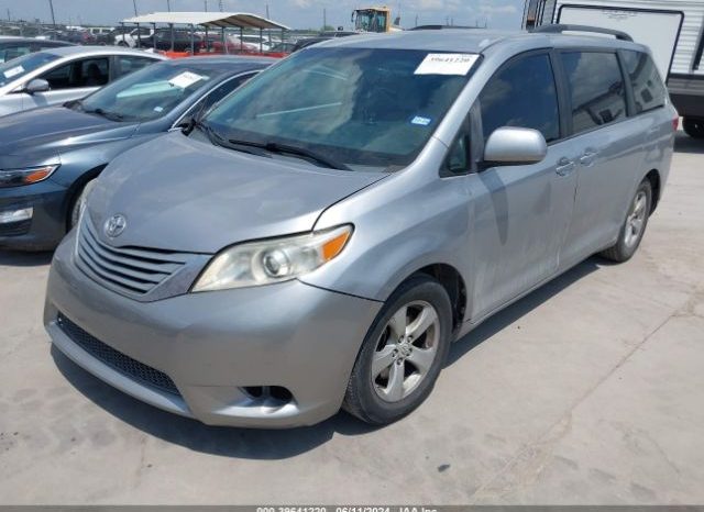 
								TOYOTA SIENNA 2015 SILVER full									
