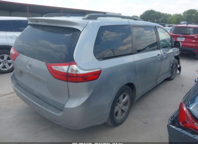 
								TOYOTA SIENNA 2015 SILVER full									