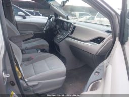 
										TOYOTA SIENNA 2015 SILVER full									