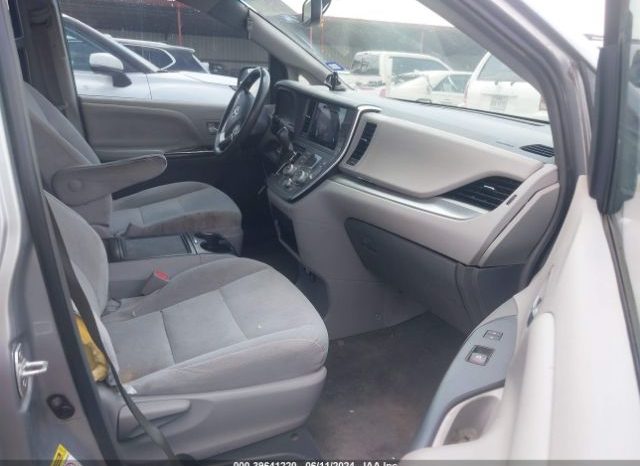 
								TOYOTA SIENNA 2015 SILVER full									