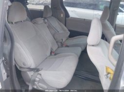 
										TOYOTA SIENNA 2015 SILVER full									