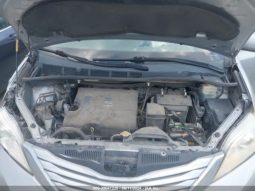 
										TOYOTA SIENNA 2015 SILVER full									