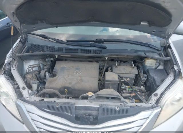 
								TOYOTA SIENNA 2015 SILVER full									