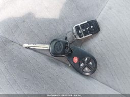 
										TOYOTA SIENNA 2015 SILVER full									