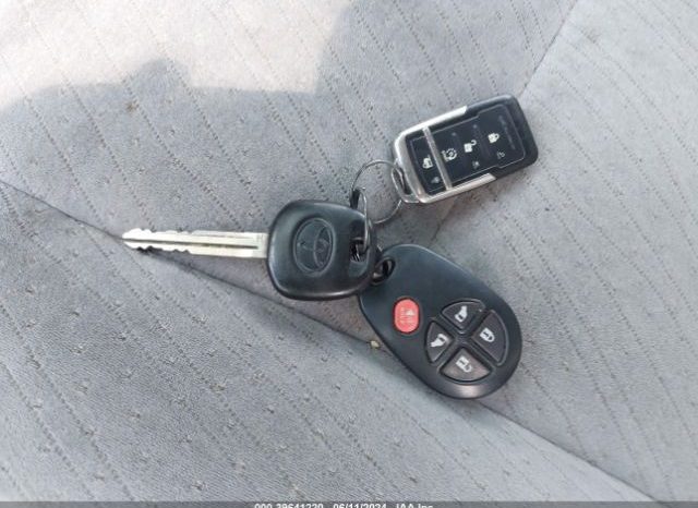 
								TOYOTA SIENNA 2015 SILVER full									